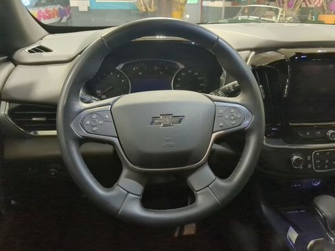 Used 2023 Chevrolet Traverse LT FWD image 2