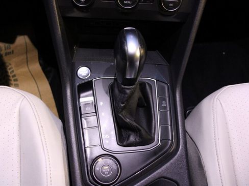 Used 2020 Volkswagen Tiguan SE w/ Panoramic Sunroof Package image 8