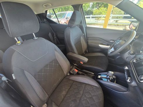 Used 2018 Nissan Kicks SV FWD image 3