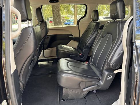 Used 2024 Chrysler Pacifica Touring-L FWD image 37