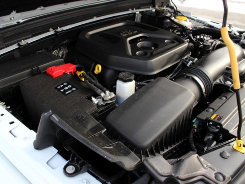 Used 2025 Jeep Wrangler Sahara image 24