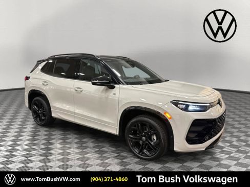 Certified 2025 Volkswagen Tiguan SE R-Line image 1