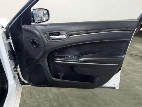 Used 2015 Chrysler 300 Limited image 26