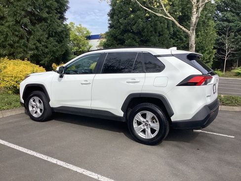 Used 2021 Toyota RAV4 XLE w/ Convenience Package image 9