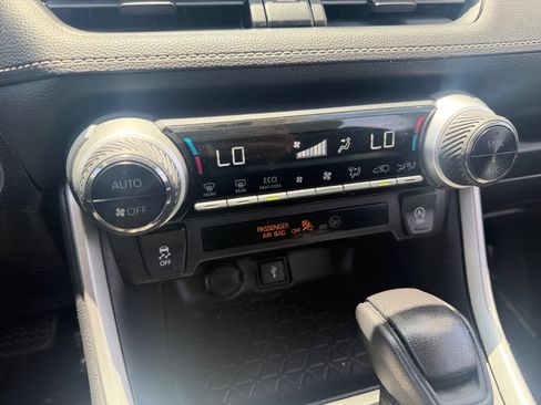 Used 2021 Toyota RAV4 XLE FWD image 17