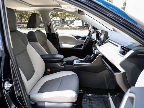 Used 2020 Toyota RAV4 XLE w/ Convenience Package FWD image 31