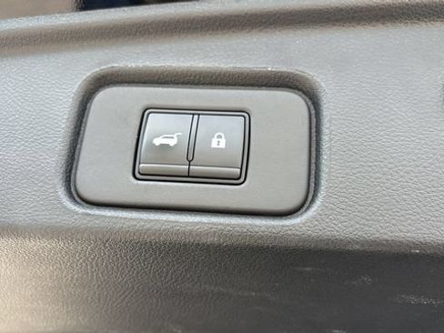 Used 2025 Nissan Pathfinder SV FWD image 33