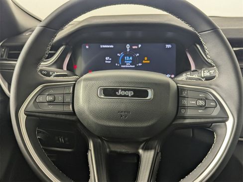 New 2025 Jeep Grand Cherokee Altitude image 18