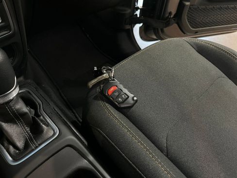 Used 2025 Jeep Wrangler Unlimited Sahara AWD/4WD image 21