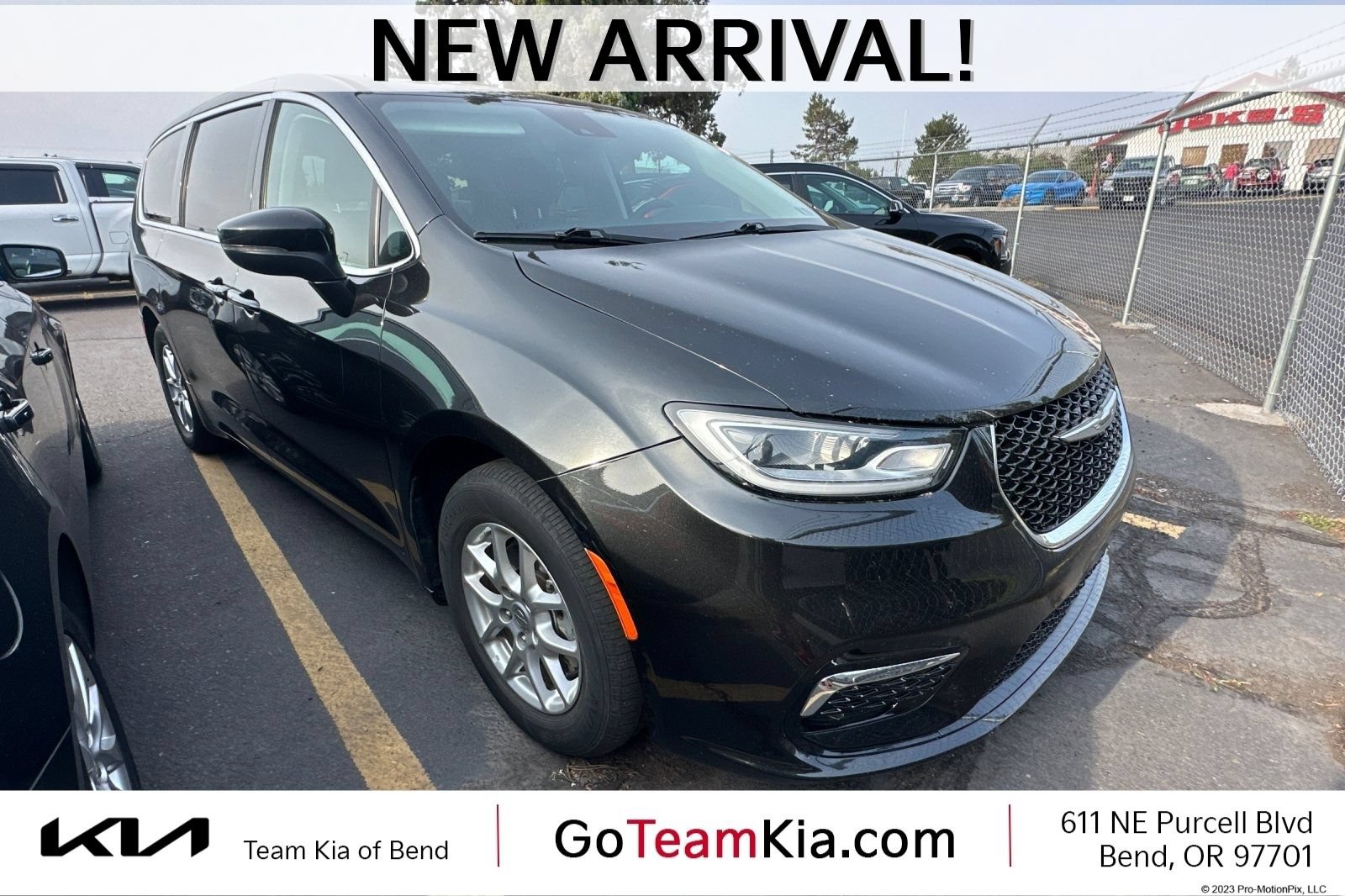 Used 2023 Chrysler Pacifica Touring-L FWD image 1