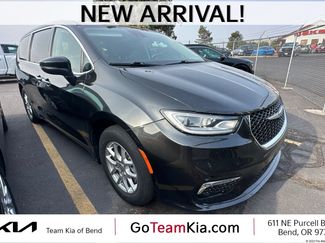 Used 2023 Chrysler Pacifica Touring-L FWD video 1
