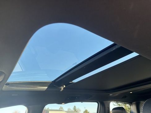 Used 2025 Chrysler Pacifica Limited FWD image 25