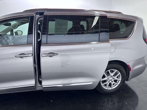 Used 2020 Chrysler Pacifica Touring-L FWD image 27