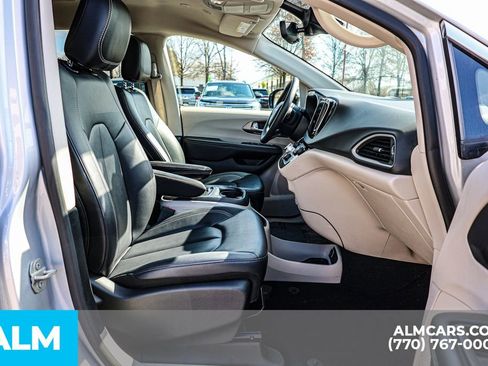 Used 2024 Chrysler Pacifica Touring-L image 23