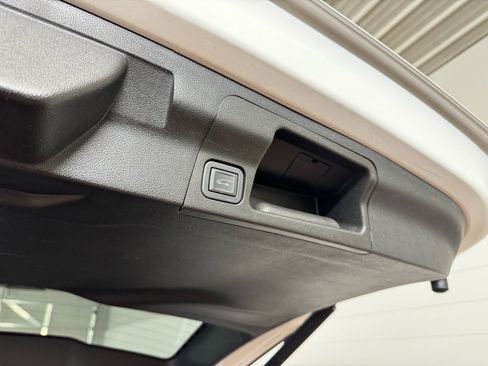 Used 2023 GMC Acadia SLE w/ Driver Convenience Package image 37