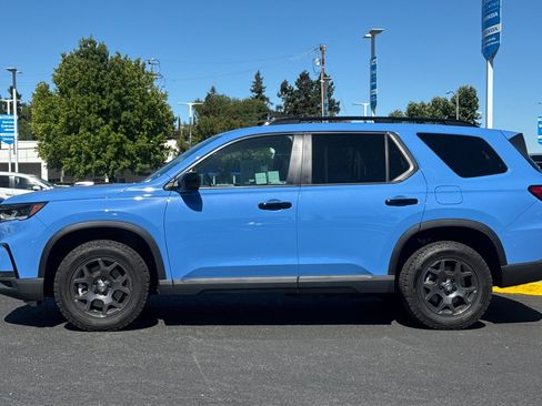 Used 2025 Honda Pilot TrailSport image 2