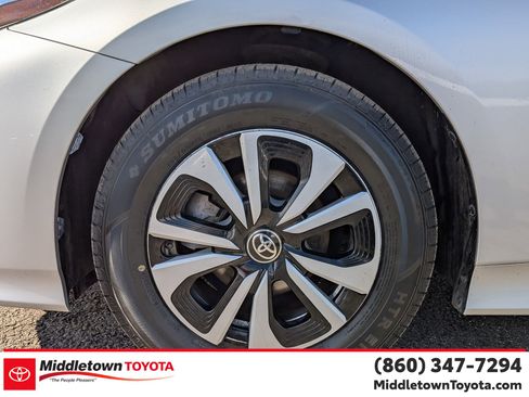 Used 2017 Toyota Prius Prime Premium FWD image 9