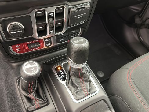 Used 2022 Jeep Wrangler Unlimited Rubicon w/ Cold Weather Group AWD/4WD image 24