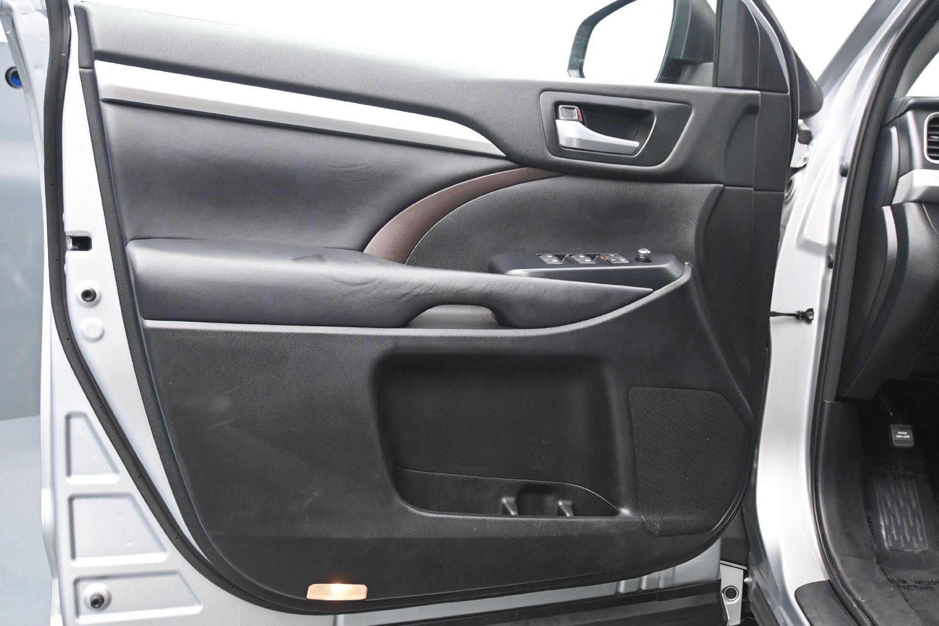 Used 2018 Toyota Highlander XLE AWD/4WD image 19