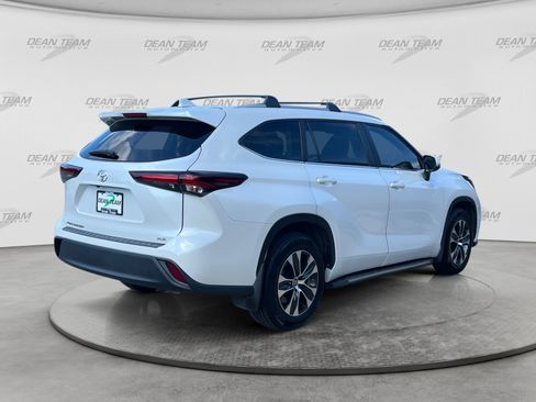Used 2024 Toyota Highlander XLE FWD image 7