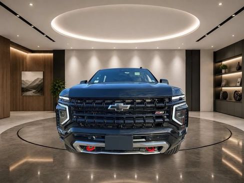 Used 2025 Chevrolet Suburban Z71 AWD/4WD image 2