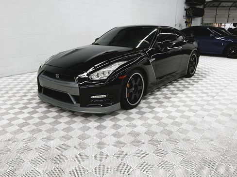 Used 2016 Nissan GT-R Premium image 4