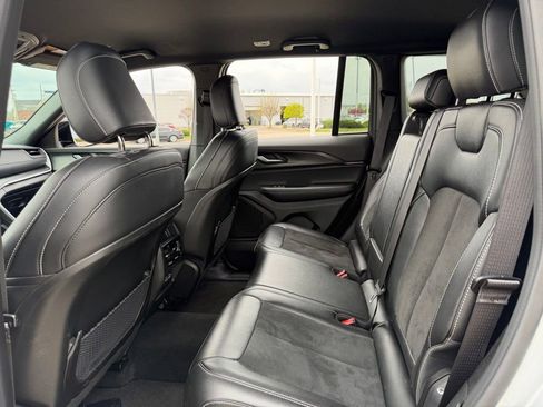 Used 2025 Jeep Grand Cherokee Altitude image 12