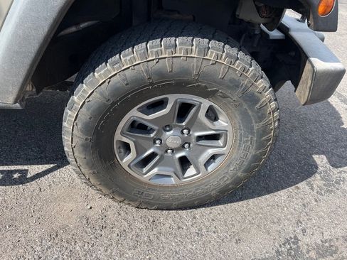 Used 2017 Jeep Wrangler Unlimited Rubicon w/ Connectivity Group AWD/4WD image 19