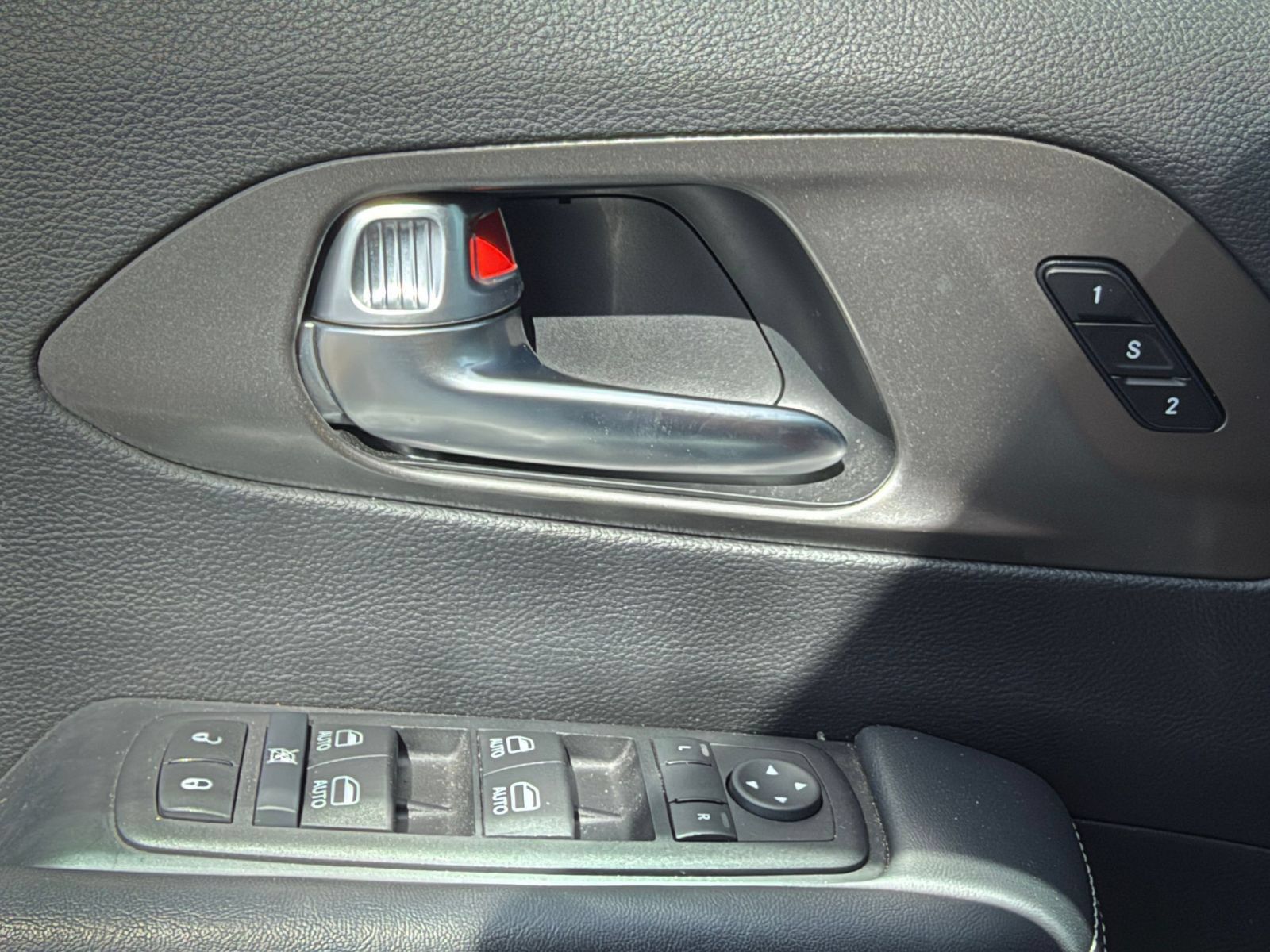 Used 2025 Chrysler Pacifica Select FWD image 18