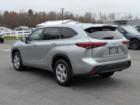 Used 2023 Toyota Highlander LE AWD/4WD image 4