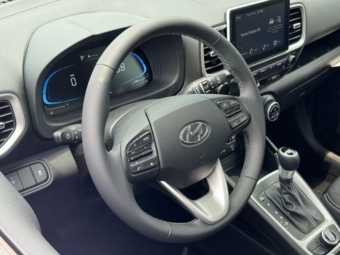Used 2025 Hyundai Venue SEL image 16