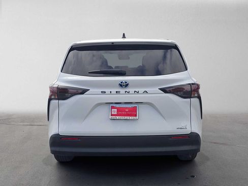 Used 2023 Toyota Sienna LE FWD image 4