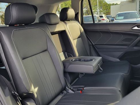 Used 2022 Volkswagen Tiguan SE image 46