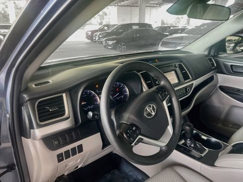 Used 2019 Toyota Highlander LE FWD image 11