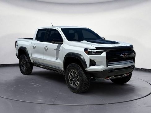 Used 2024 Chevrolet Colorado ZR2 w/ Technology Package AWD/4WD image 9