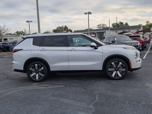 New 2025 Mitsubishi Outlander SE image 7