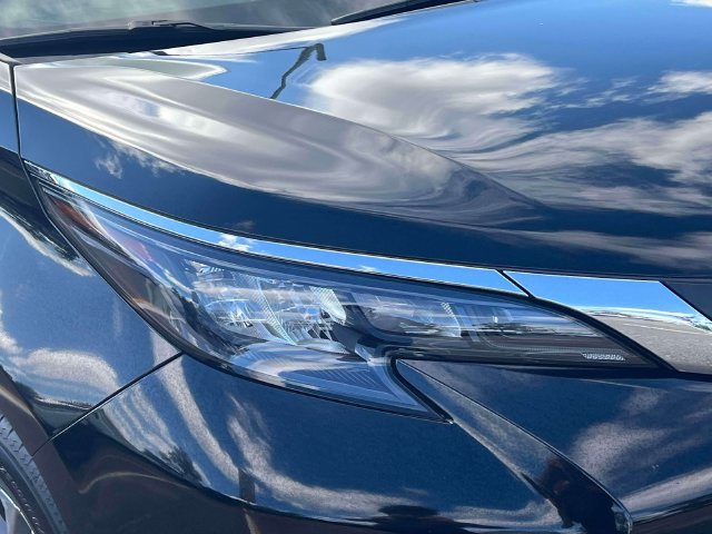 Used 2025 Toyota Sienna XLE FWD image 12
