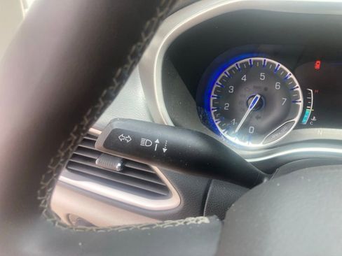 Used 2023 Chrysler Pacifica Touring-L FWD image 27