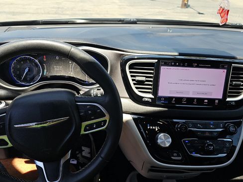 Used 2022 Chrysler Pacifica Touring-L FWD image 19
