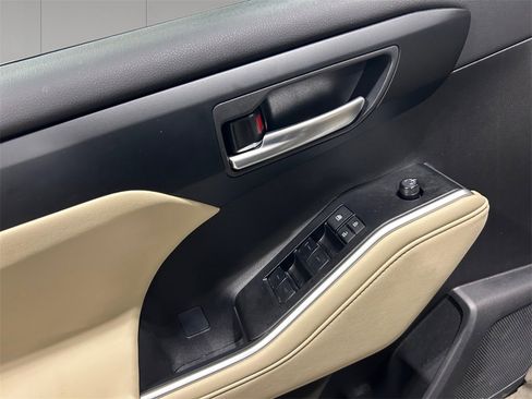 Used 2025 Toyota Highlander XLE image 11