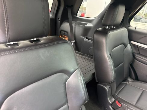 Used 2017 Ford Explorer XLT w/ Equipment Group 202A AWD/4WD image 20