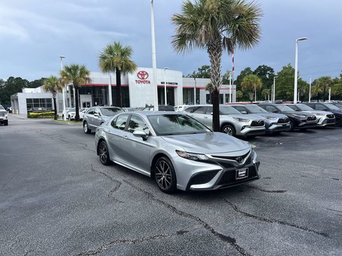 Used 2023 Toyota Camry SE FWD image 2