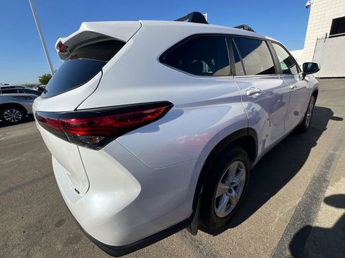 Used 2023 Toyota Highlander LE FWD image 6