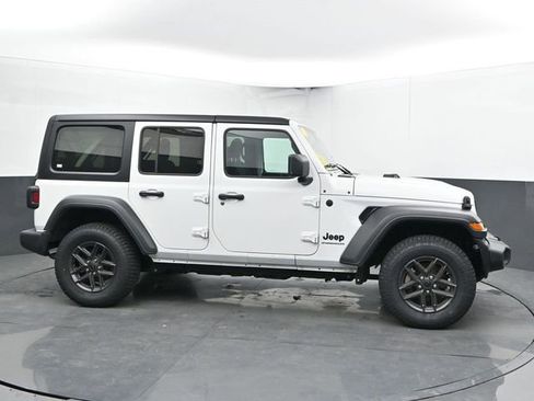 Used 2025 Jeep Wrangler Sport S image 12