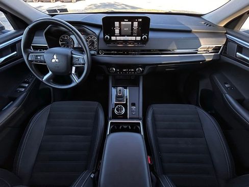 Used 2024 Mitsubishi Outlander AWD image 12
