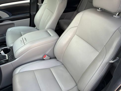 Used 2019 Toyota Highlander XLE AWD/4WD image 10