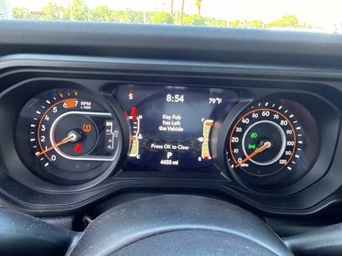 Used 2025 Jeep Wrangler Unlimited Rubicon AWD/4WD image 29