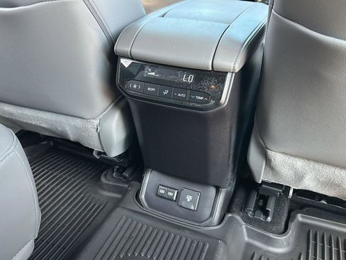 Used 2024 Toyota Highlander Limited image 20