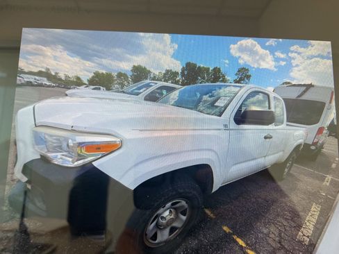 Used 2017 Toyota Tacoma SR RWD image 10