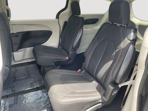 Used 2017 Chrysler Pacifica Touring FWD image 23
